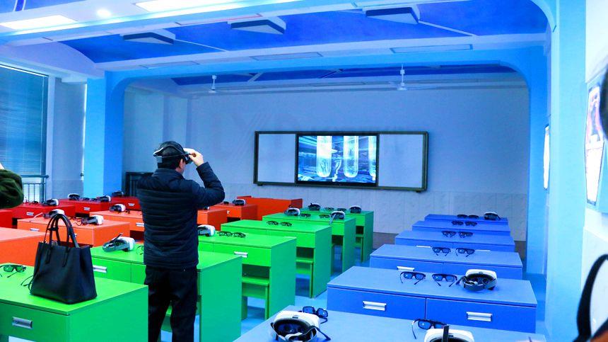 百熙中学--VR实验室